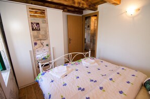 Iron/ironing board, free WiFi, bed sheets
