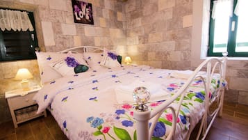 Iron/ironing board, free WiFi, bed sheets