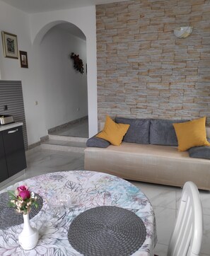 Apartment (A1) | Wohnbereich | Fernseher