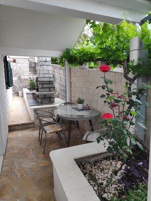 Outdoor dining - Apartment Iryna (Rogoznica)