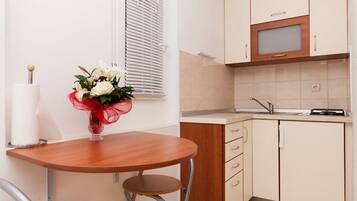 Studio (A2) | Private kitchen | Fridge, stovetop, coffee/tea maker, cookware/dishes/utensils