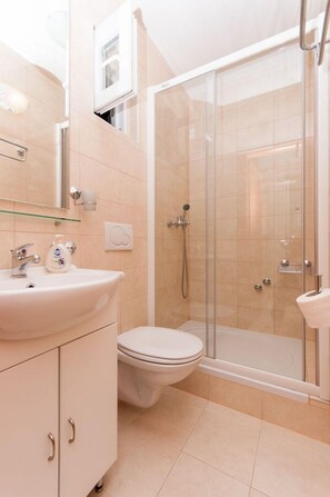 Studio (A1) | Bathroom
