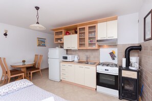 Eget kjøkken | Kjøleskap, mikrobølgeovn, ovn og espressomaskin