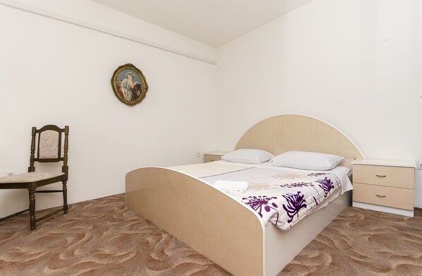Free WiFi, bed sheets