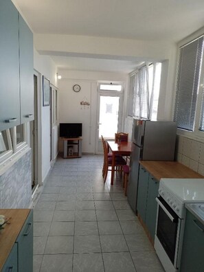 Fridge, oven, stovetop, cookware/dishes/utensils - Apartment Milivoj (Tribunj)