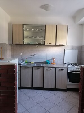 Fridge, microwave, oven, stovetop - Apartments Zdenka (Sibenik)