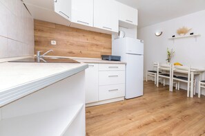 Kühlschrank, Herdplatte, Espressomaschine, Kochgeschirr/Geschirr/Besteck