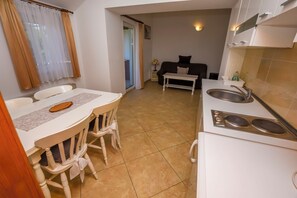 Apartamento (A10) | Cocina privada | Frigorífico, placa de cocina y máquina de café espresso