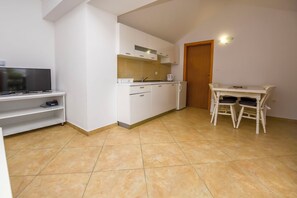 Apartment (A10) | Dining