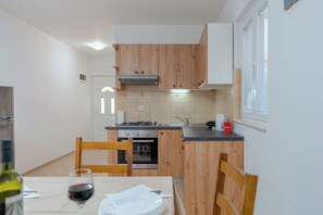 Apartment (A1) | Private kitchen | Fridge, stovetop, electric kettle, cookware/dishes/utensils