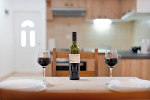 Apartment (A1) | Private kitchen | Fridge, stovetop, electric kettle, cookware/dishes/utensils