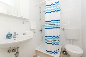 Studio (A1) | Badezimmer | Dusche, kostenlose Toilettenartikel, Toilettenpapier