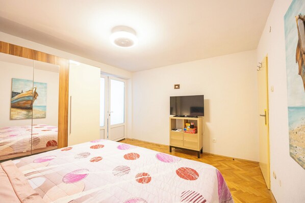 Apartment (A1) | Iron/ironing board, free WiFi, bed sheets
