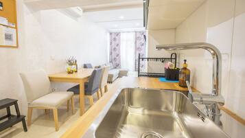 Apartment (A1) | Private kitchen | Fridge, microwave, oven, stovetop