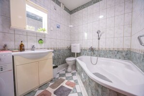 Apartment (A1) | Bathroom | Bathtub, hair dryer, soap, shampoo