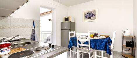 Cuisine privée | Réfrigérateur, four à micro-ondes, surface de cuisson