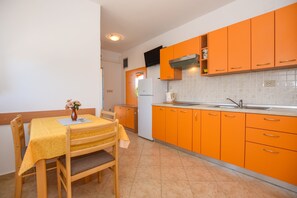 Private kitchen | Fridge, stovetop, electric kettle, cookware/dishes/utensils