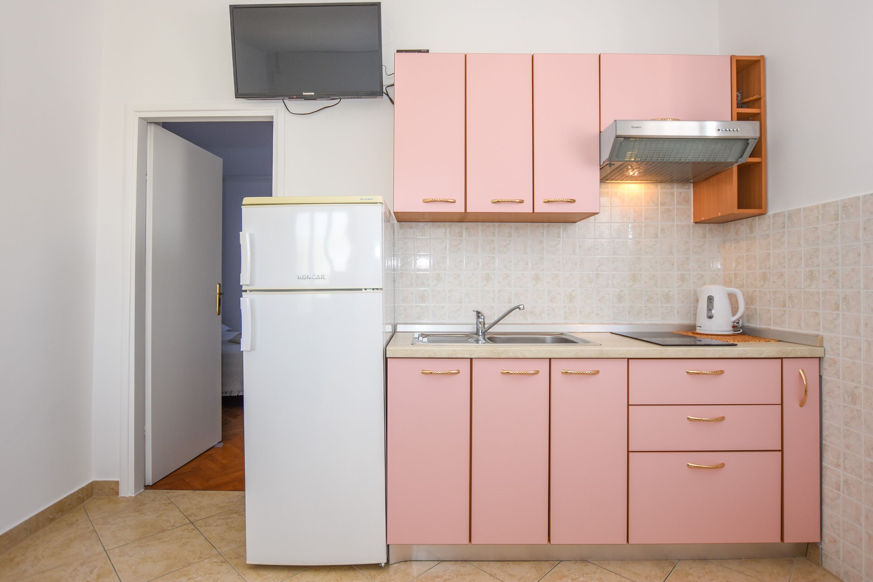 Private kitchen | Fridge, stovetop, electric kettle, cookware/dishes/utensils