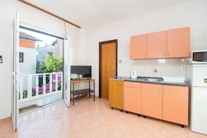 Apartment (A1) | Private kitchen | Fridge, microwave, stovetop, cookware/dishes/utensils