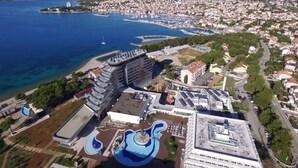 A coastal resort with a large swimming pool, a marina, and a view of the sea. - Apartment Mijo (Vodice)