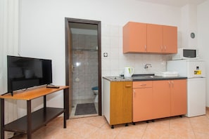 Apartment (A1) | Private kitchen | Fridge, microwave, stovetop, cookware/dishes/utensils - Apartment Mijo (Vodice)