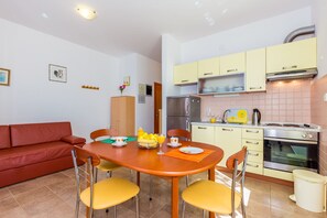 Private kitchen | Fridge, oven, stovetop, cookware/dishes/utensils - Apartments Ivan Sea View Lun (Novalja)