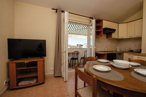 Apartment (A2) | Private kitchen | Coffee/tea maker, fridge, oven, stovetop - Apartments Fila (Vodice)