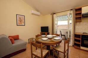 Apartment (A2) | Living room | TV - Apartments Fila (Vodice)