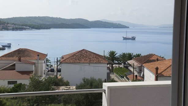 Une vue sur la côte, avec des bâtiments et un bateau sur l’eau.