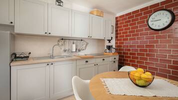 Apartamento (A1) | Cozinha privada | Geladeira, cooktop, cafeteira/chaleira, chaleira elétrica