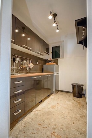 Apartamento (A3) | Cocina privada | Frigorífico, placa de cocina y máquina de café espresso