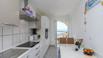 Apartment (A3) | Private kitchen | Fridge, microwave, oven, stovetop