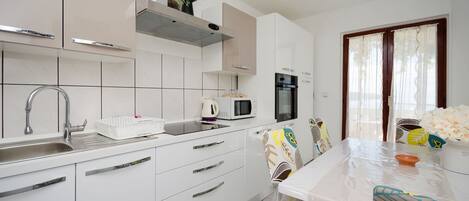 Private kitchen | Fridge, microwave, oven, stovetop