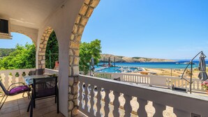 A balcony with a view of a marina and the sea. - Apartments Albina (Lopar)