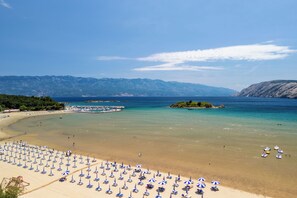 Beach nearby - Apartments Albina (Lopar)