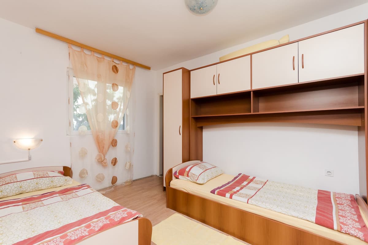 In-room safe, free WiFi, bed sheets