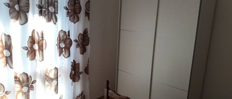 アイロン / アイロン台、WiFi (無料)、ベッドシーツ