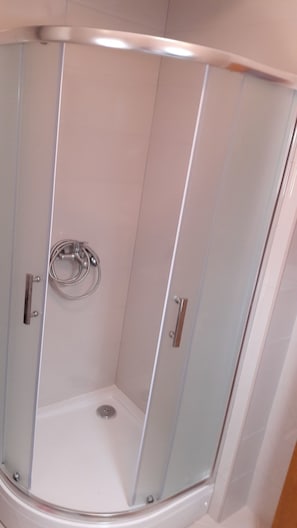Badezimmer | Dusche, Haartrockner, Seife, Toilettenpapier
