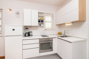 House | Private kitchen | Fridge, oven, stovetop, dishwasher - House Urban Bliss (Vodice)
