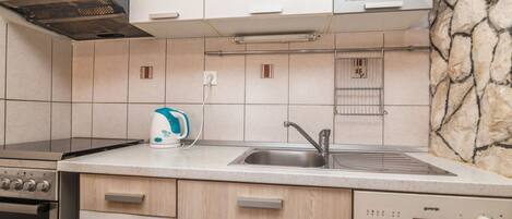 Eget kjøkken | Kjøleskap, mikrobølgeovn, ovn og kokeplater