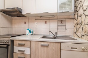 Private kitchen | Fridge, microwave, oven, stovetop