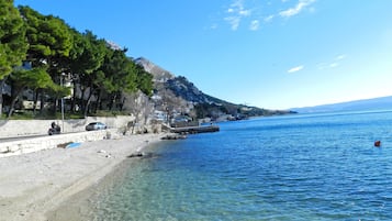 Una spiaggia nelle vicinanze