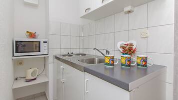 Departamento (A1) | Cocina privada | Refrigerador, parrilla de estufa y tetera eléctrica