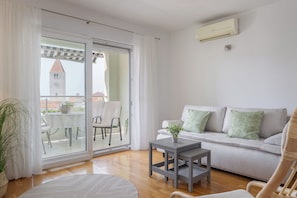 Apartemen (A1) | Ruang keluarga | TV