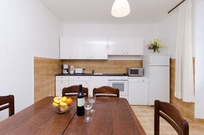 Eigene Küche | Kühlschrank, Mikrowelle, Ofen, Herdplatte