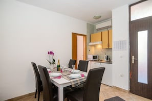 Private kitchen | Fridge, microwave, stovetop, electric kettle - Apartments Galic (Omis)