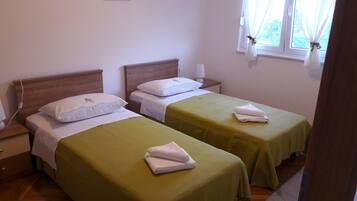Iron/ironing board, bed sheets