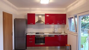 Private kitchen | Fridge, stovetop, dishwasher, cookware/dishes/utensils - Apartment Branko (Marina)