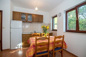 Apartment (A2) | Private kitchen | Fridge, oven, stovetop, cookware/dishes/utensils - Apartments Gordana (Omis)