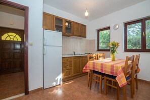 Apartment (A2) | Private kitchen | Fridge, oven, stovetop, cookware/dishes/utensils - Apartments Gordana (Omis)